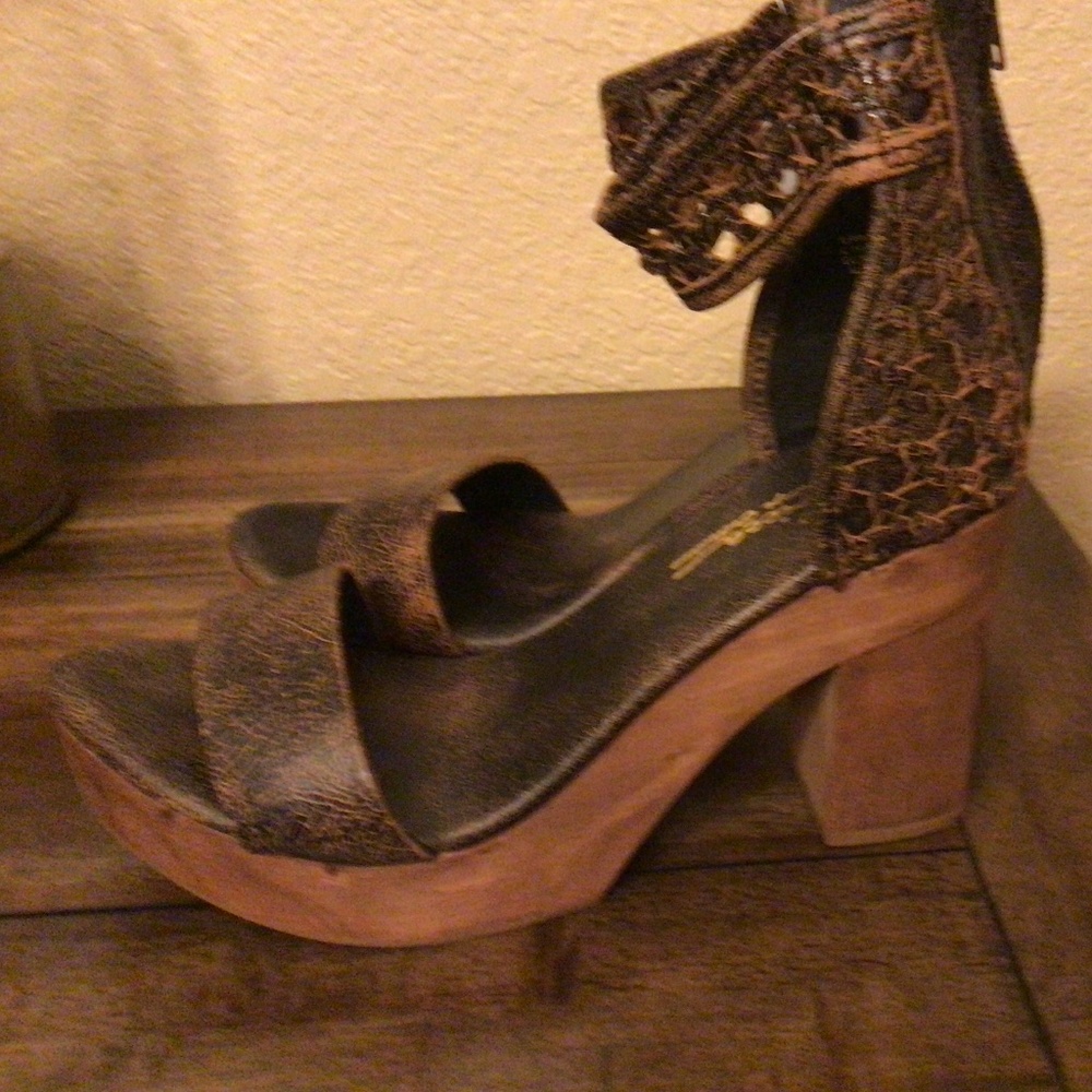 Sbicca Vintage Collection - Daytrip Platform Heels Brown Distressed Leather - Picture 5 of 9